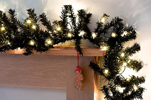 55cm Alaskan Pine White Christmas Wreath 4 55cm Alaskan Pine White Christmas Wreath - Image 4