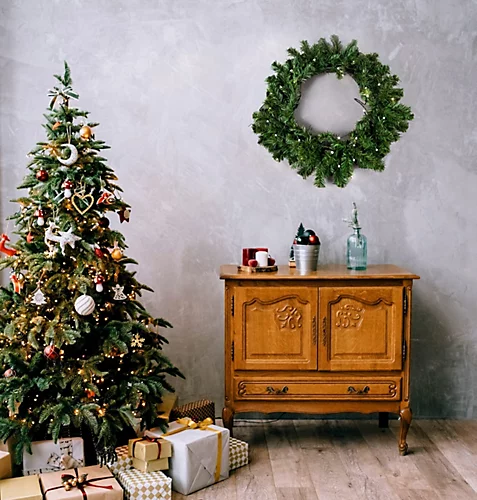 55cm Pre-Lit Green Christmas Wreath Alaskan Pine With 30 Warm White LEDs 3 55cm Pre-Lit Green Christmas Wreath Alaskan Pine With 30 Warm White LEDs - Image 3